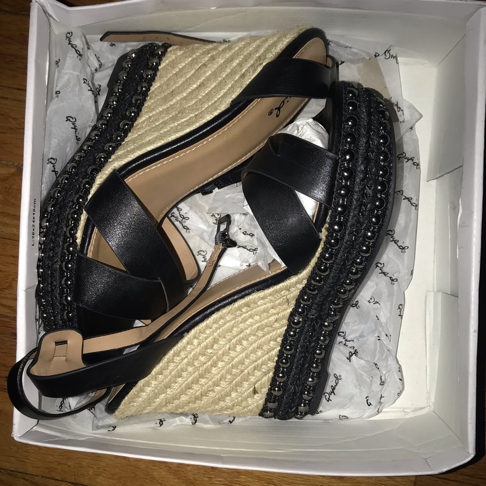 Qupid Flower-19X Black Single Band Wedges